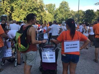 Genitori 'free vax' sfilano per le vie di Milano, tremila in corteo Genitori 'free vax' sfilano per le vie di Milano, tremila in corteo